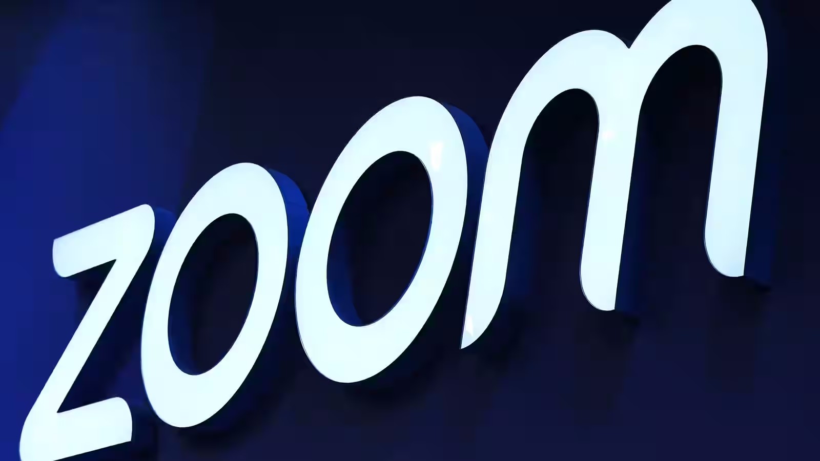 Zoom解雇了1300名首席执行官，降低了98%的工资，并放弃了奖金
