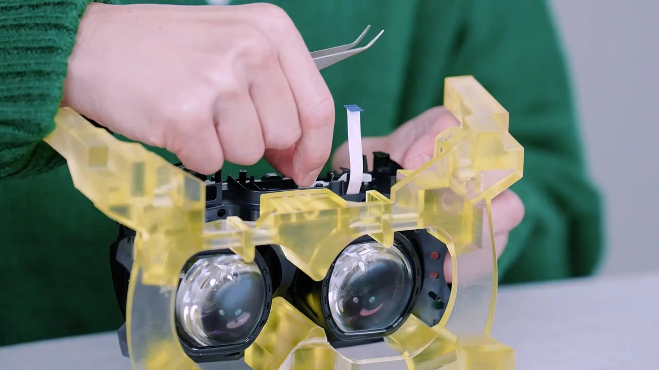 PSVR2设计师出现，亲自分解PSVR2的头部显示器