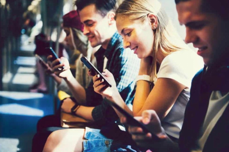 iPhone躺着赚钱！调查显示，许多年轻人羞于使用安卓软件