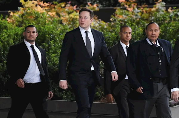 口罩保安:至少有两名保镖不离厕所