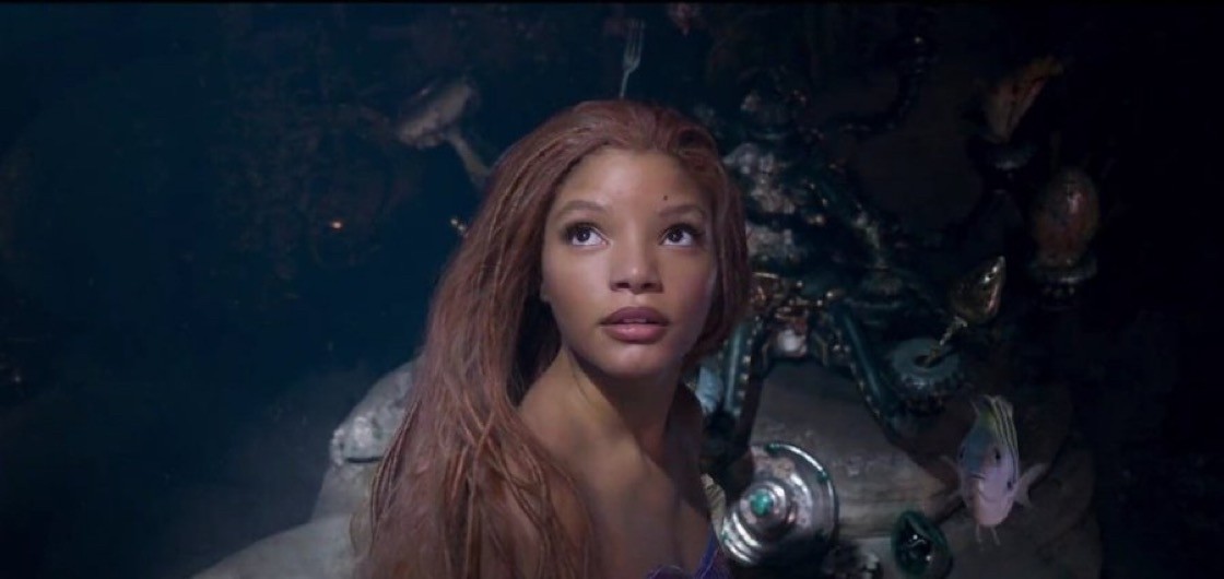 在《小美人鱼》真人电影的幕后，有许多阿里尔王子的接吻场景。
