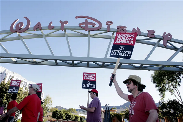 美国编剧协会举行罢工抗议好莱坞使用人工智能而不是编剧
