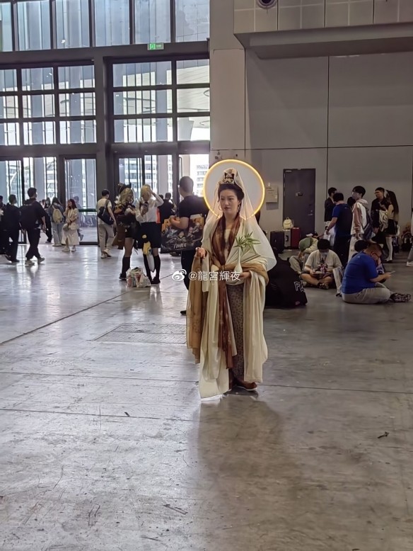 上海漫展惊艳《女菩萨》：真有拜的人
