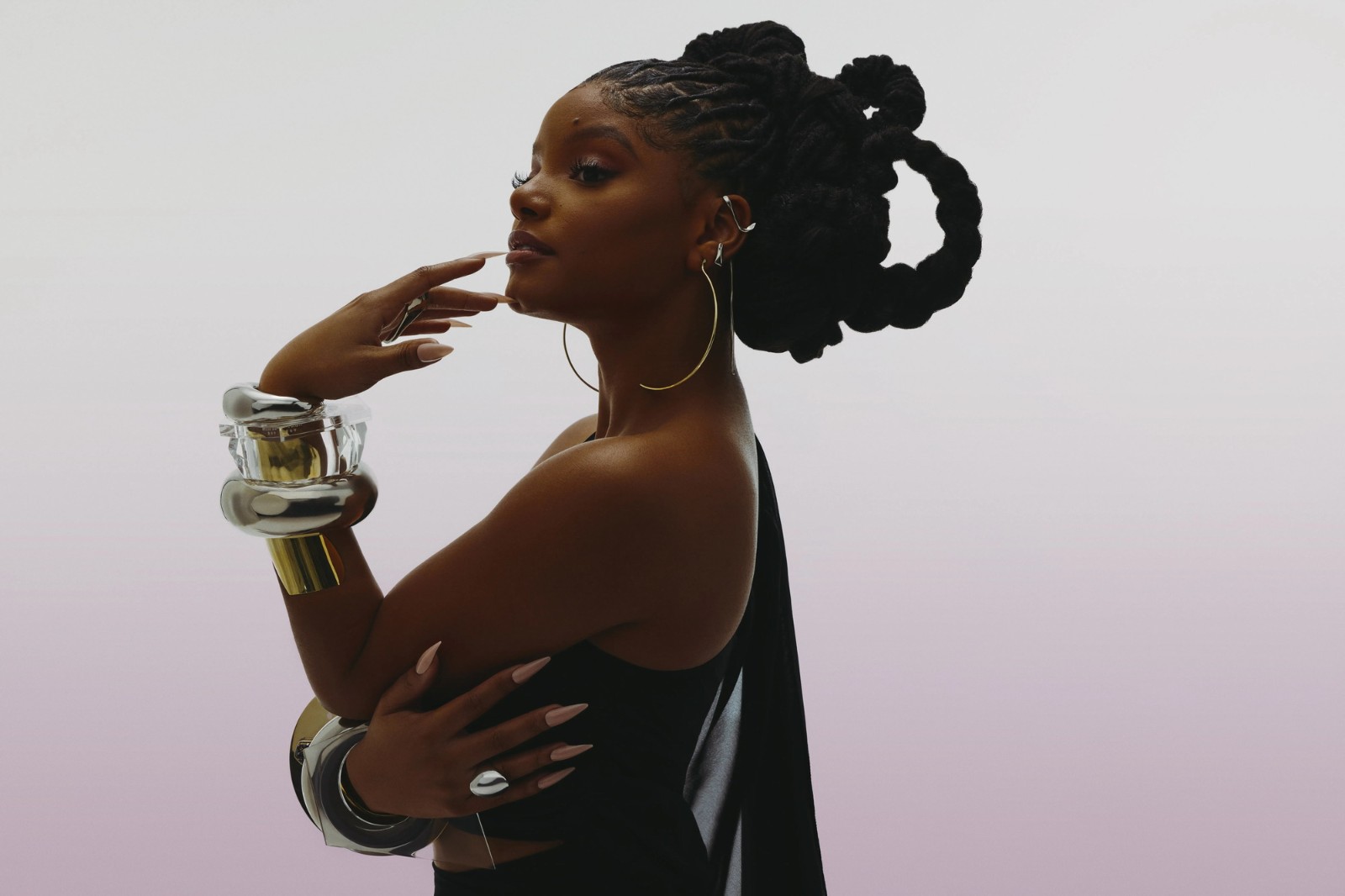 《小美人鱼》的女主持人哈莉·贝利的新照片好看吗？
