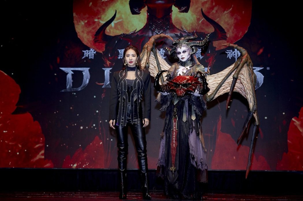 《暗黑破坏神4》蔡依林和导演组成了一个团队，玩得开心。
