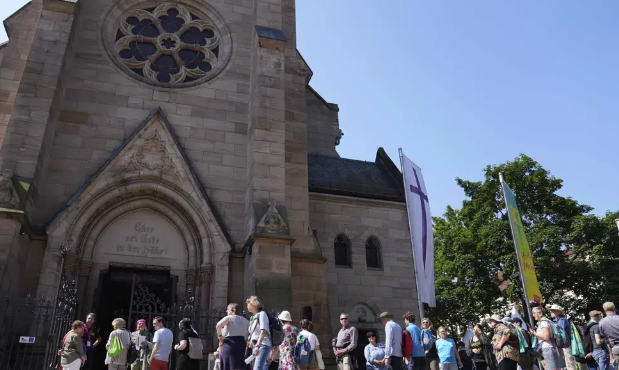 德国牧师ChatGPT非常有能力让数百人排队听它的布道。
