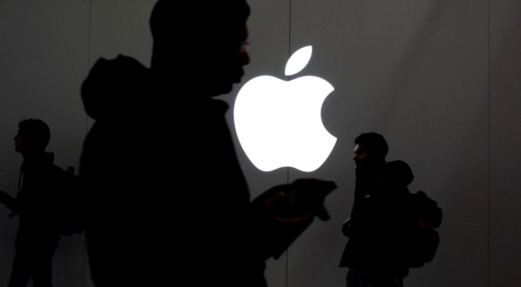 这名女孩在充电时玩iPhone时触电。她面临截肢。
