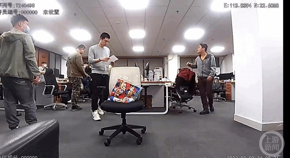 三名员工盗用公司游戏代码推出新游戏，半年获利1.5亿元。
