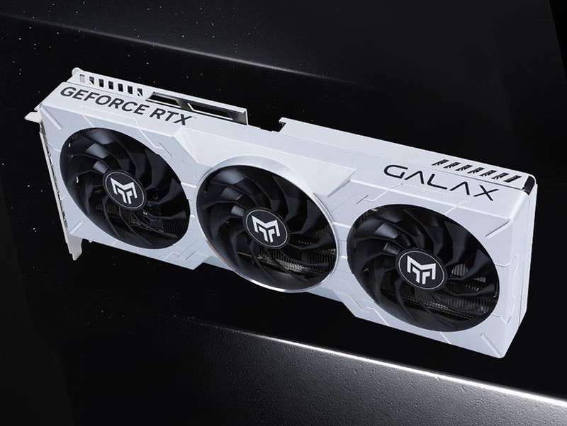 这位父亲给女儿买了一张RTX4060Ti卡作为生日礼物。女孩的脸上露出了喜色。
