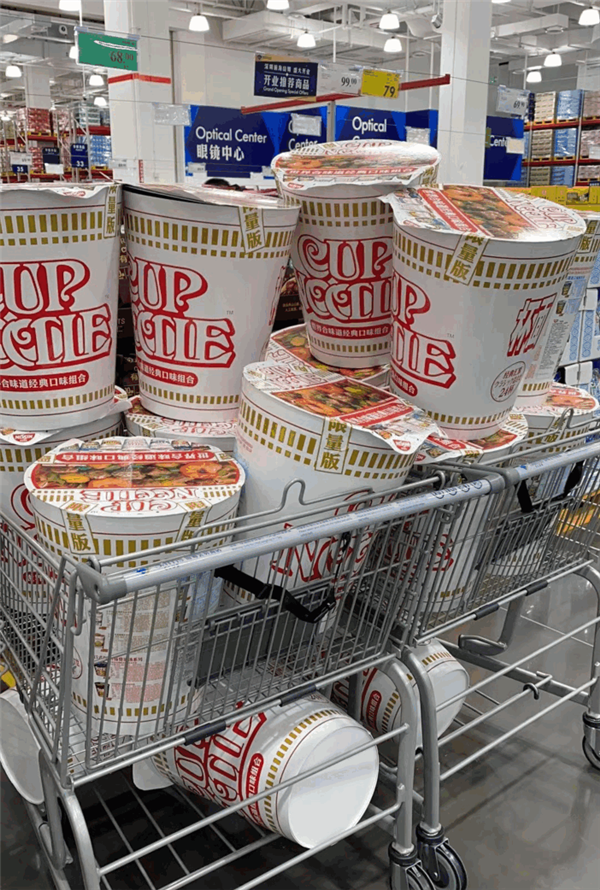 山姆的方便面桶已经炸到了1999元一桶，黄牛说了一句强硬的话：不包邮，不讨价还价。
