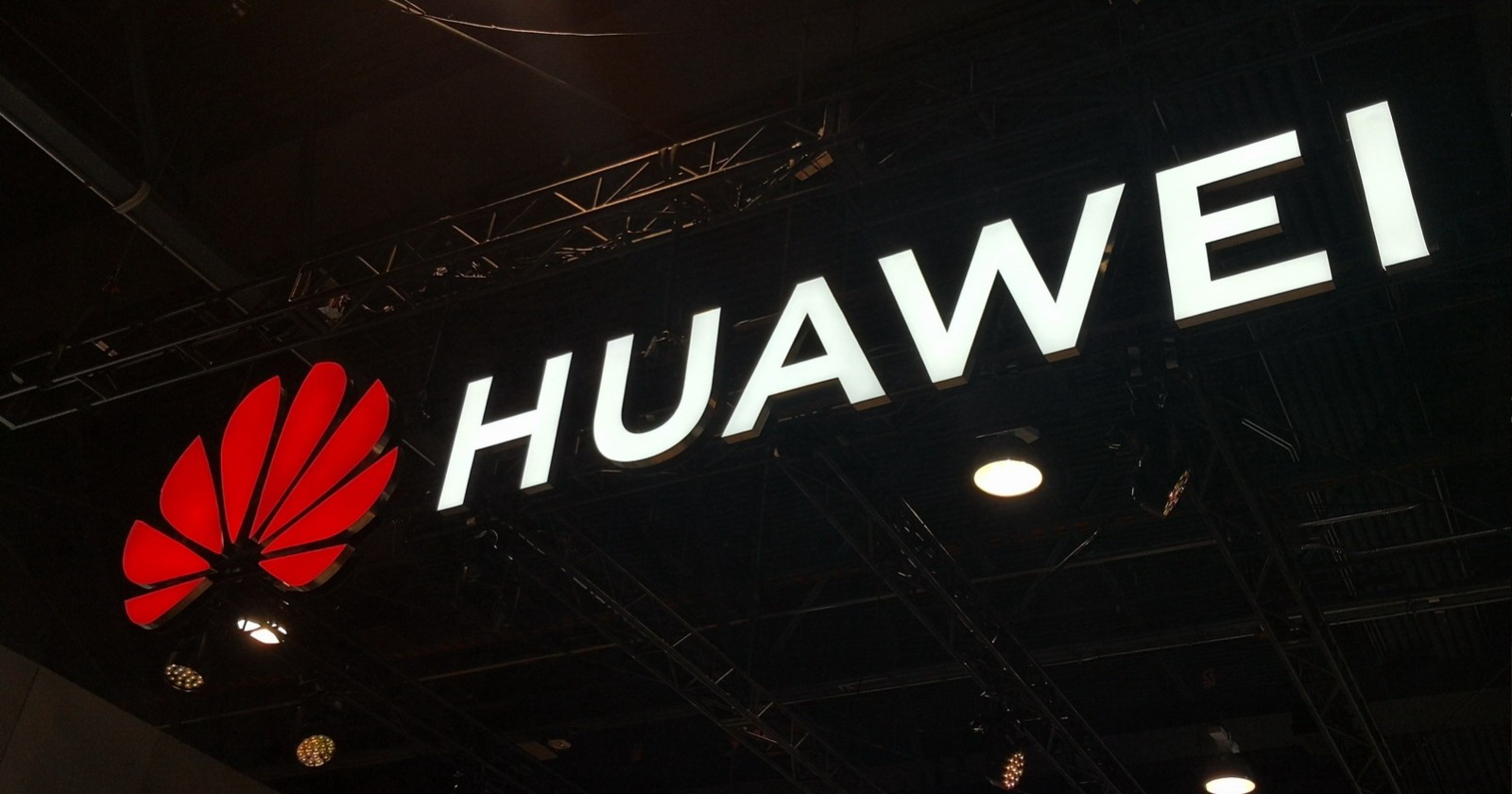 跟上iPhone15！华为Mate60Pro将采用巨型中药丸屏
