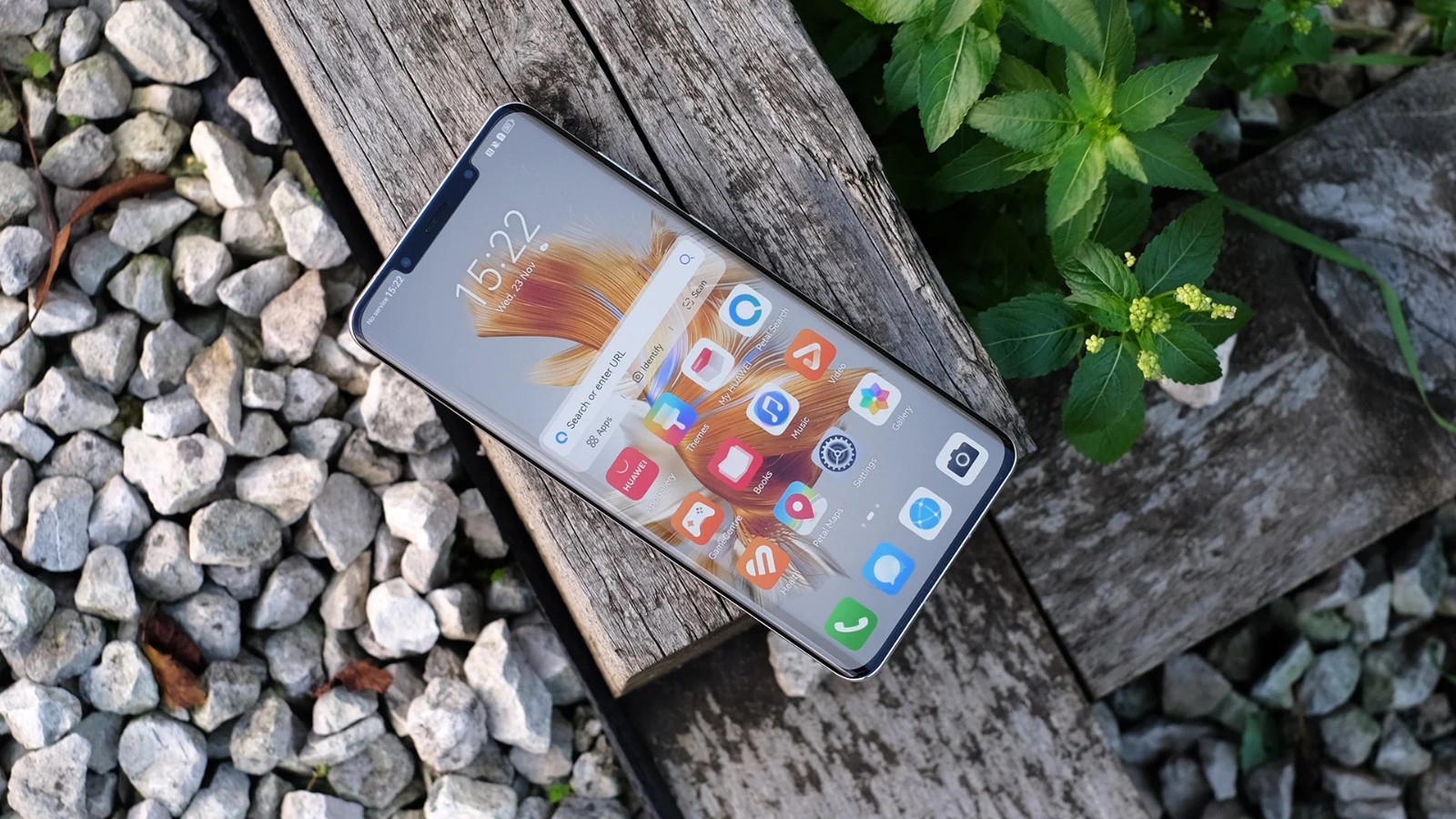 华为Mate60系列曝光：智能岛设计比Mate50Pro更好看
