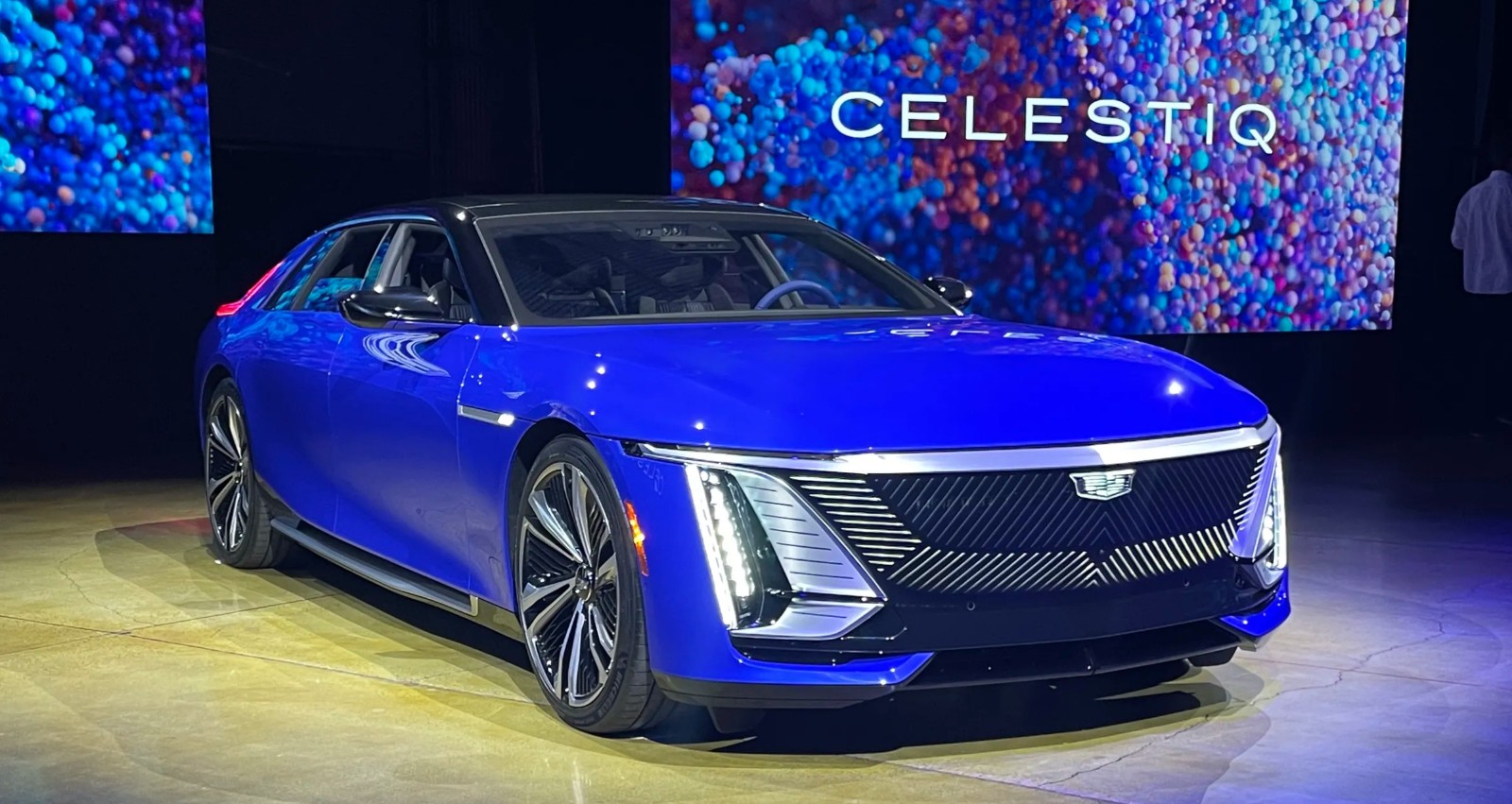 凯迪拉克赛莱斯蒂克电动车价格公布从340000美元起。
