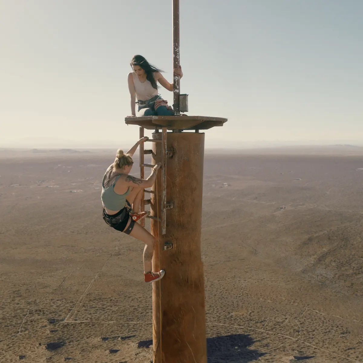 惊悚片《坠落》将拍摄两部续集，原导演将回归。
