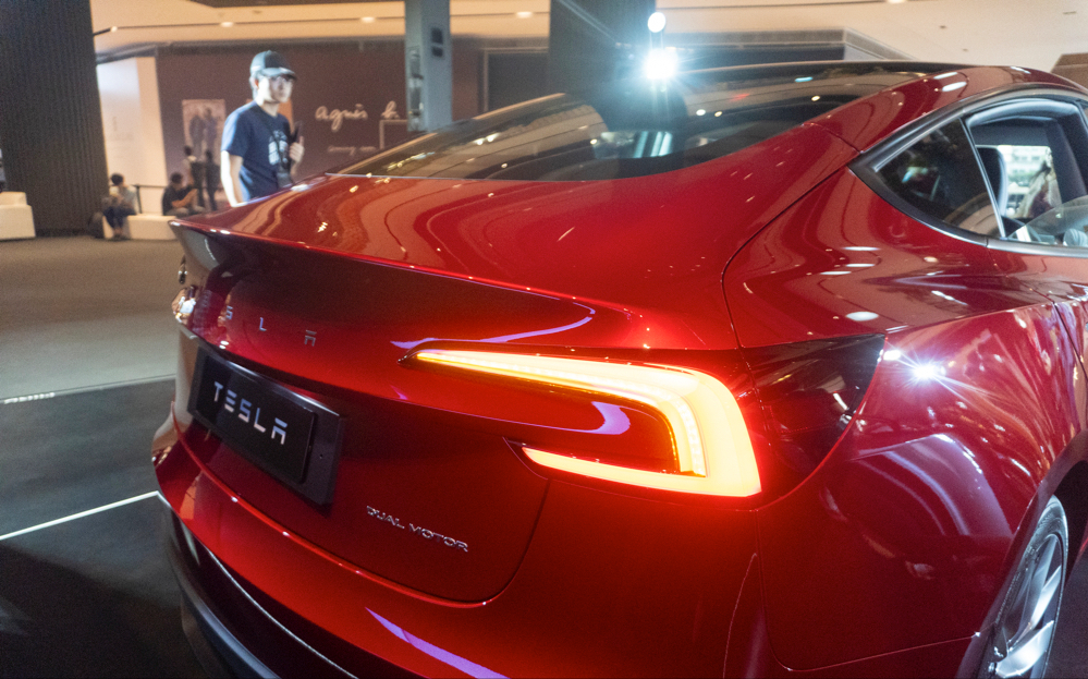 法院根据潮州特斯拉死亡鉴定结果认定与该车辆无关。
