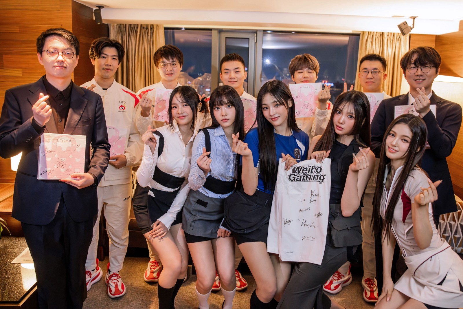 韩国女团新牛仔裤和WBG互换队服，为比内心更美的美女拍照。
