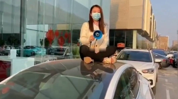 特斯拉向女车主索要刹车失灵赔偿500万一审法院决定赔偿2000元。
