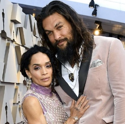 “海王”杰森莫马宣布离婚，但表示爱情还在继续。