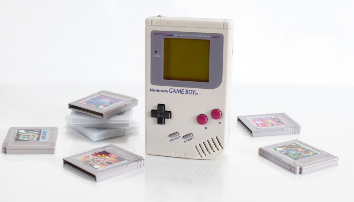 玩高魔变GB掌上看《星战》电影，网友说组件可以卖。