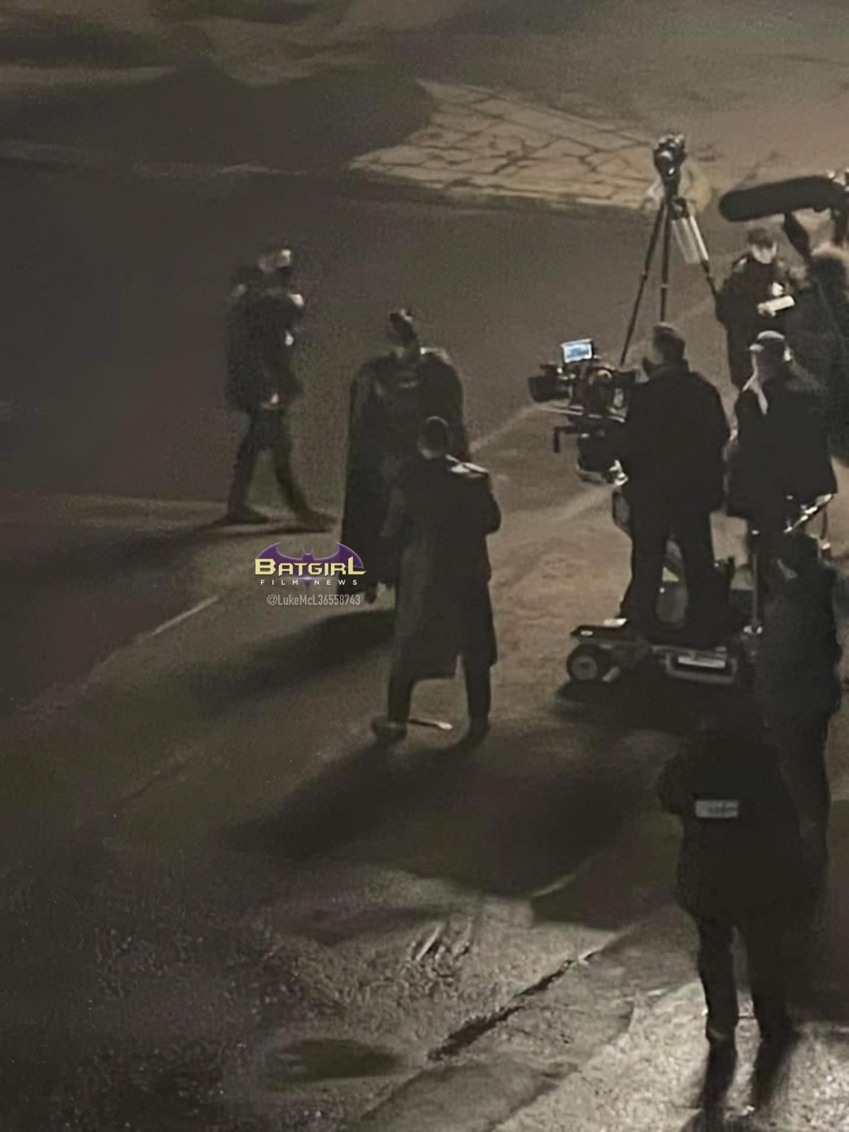 《蝙蝠女》新片曝光黑暗骑士帅气出道