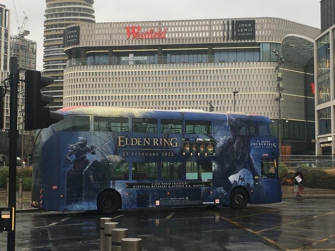 《艾尔登法环》英国街头的“痛苦巴士”就在眼前。