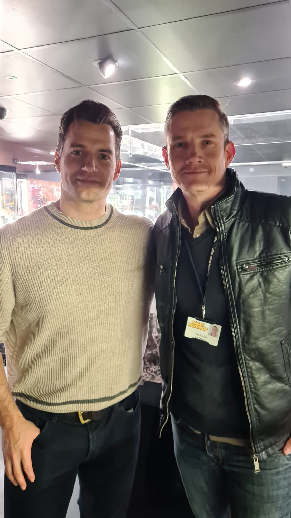 22岁的老兵亨利卡维尔参观《战锤》英国总部。