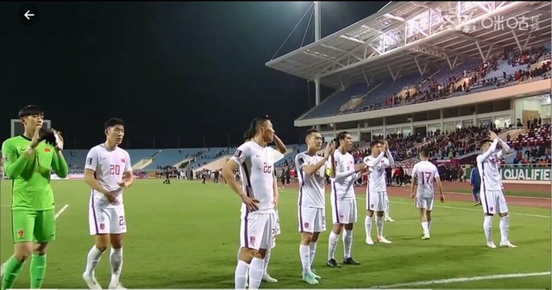 男足降薪被球员抗议月薪16万根本不够养家糊口。