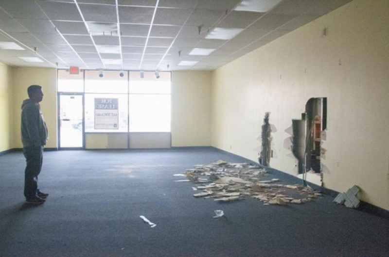 小偷在墙上打洞，进入商店偷走了价值25万美元的神奇宝贝卡片。