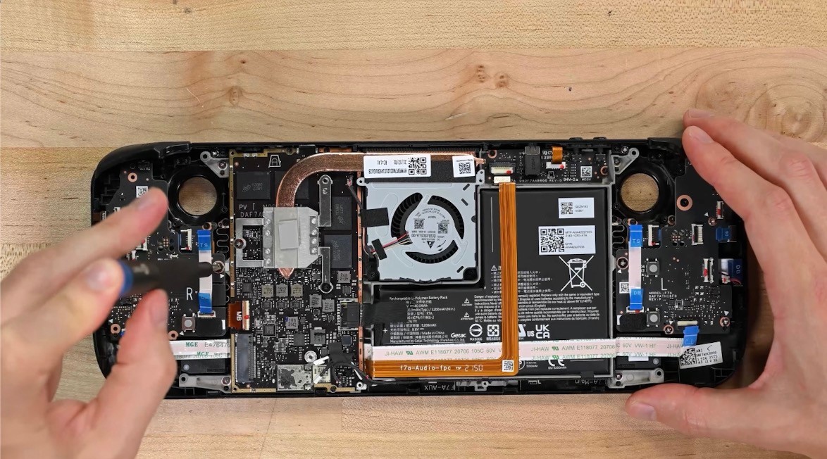 v社已经尽力增加Steam  Deck掌机的电池容量。