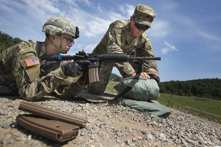 五角大楼官员认为，美国1995年后缺乏锻炼，参军后更容易骨折。
