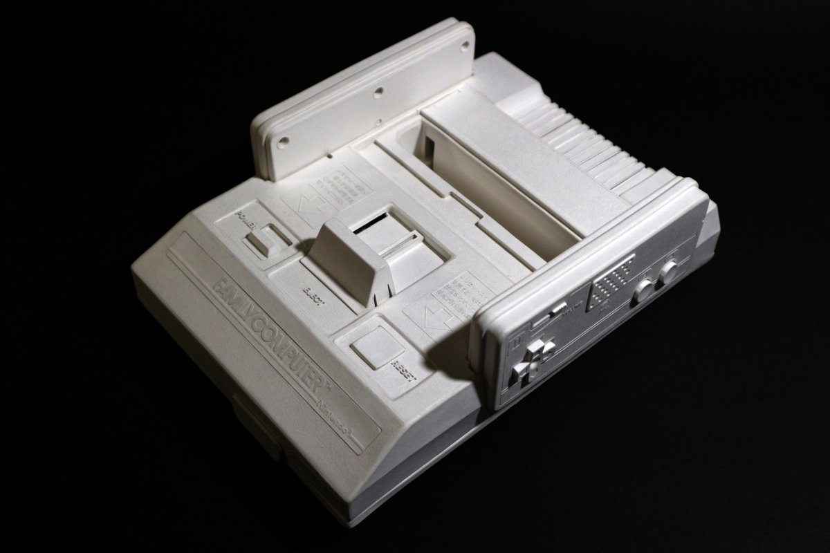 艺术家用白纸创作FC红白机需要1000个小时，酷似CG版真机。