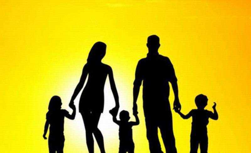 委员们建议提高三个孩子家庭的个税起征点，并提供生育补贴。