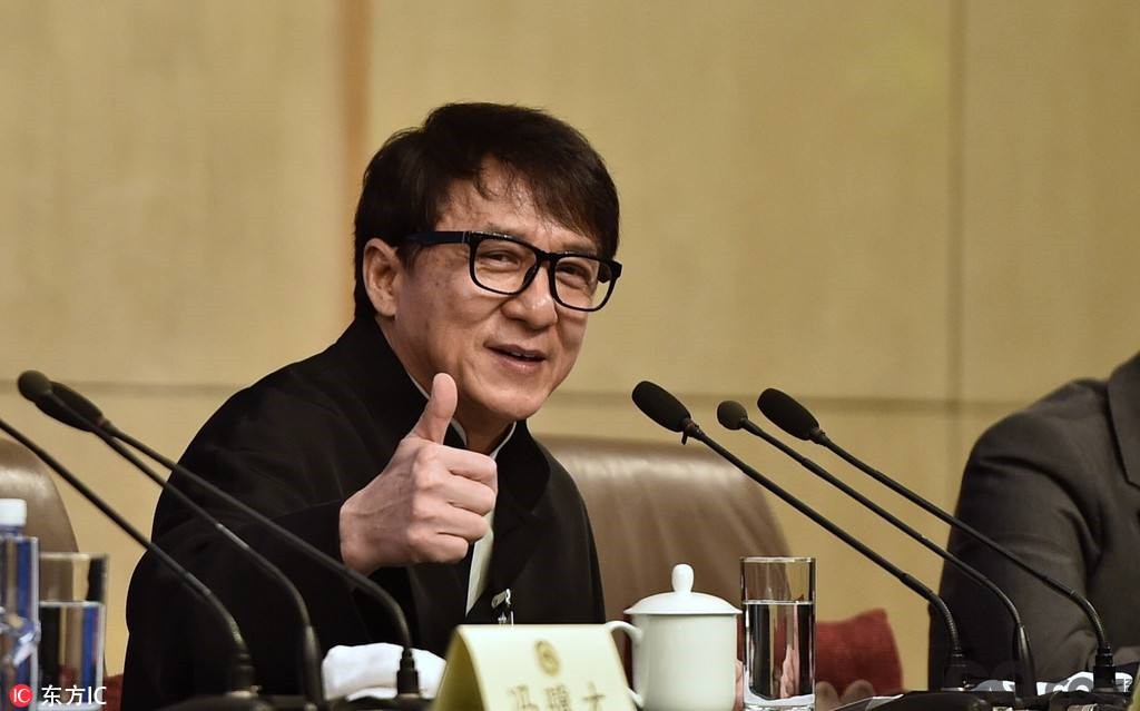 成龙建议在农村建一个公益电影院。网友：不如建个图书馆。