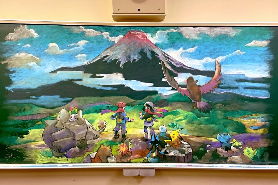 黑板报报道大神美术老师做了《宝可梦》美术图片板报，精美绝伦。