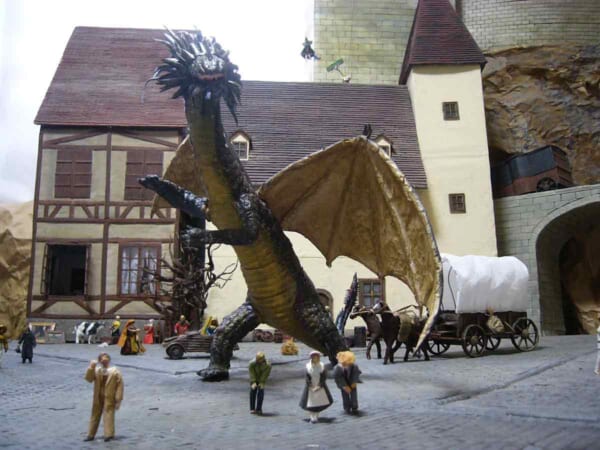 高能玩家利用生活垃圾，创造出栩栩如生，极其逼真的场景模型。