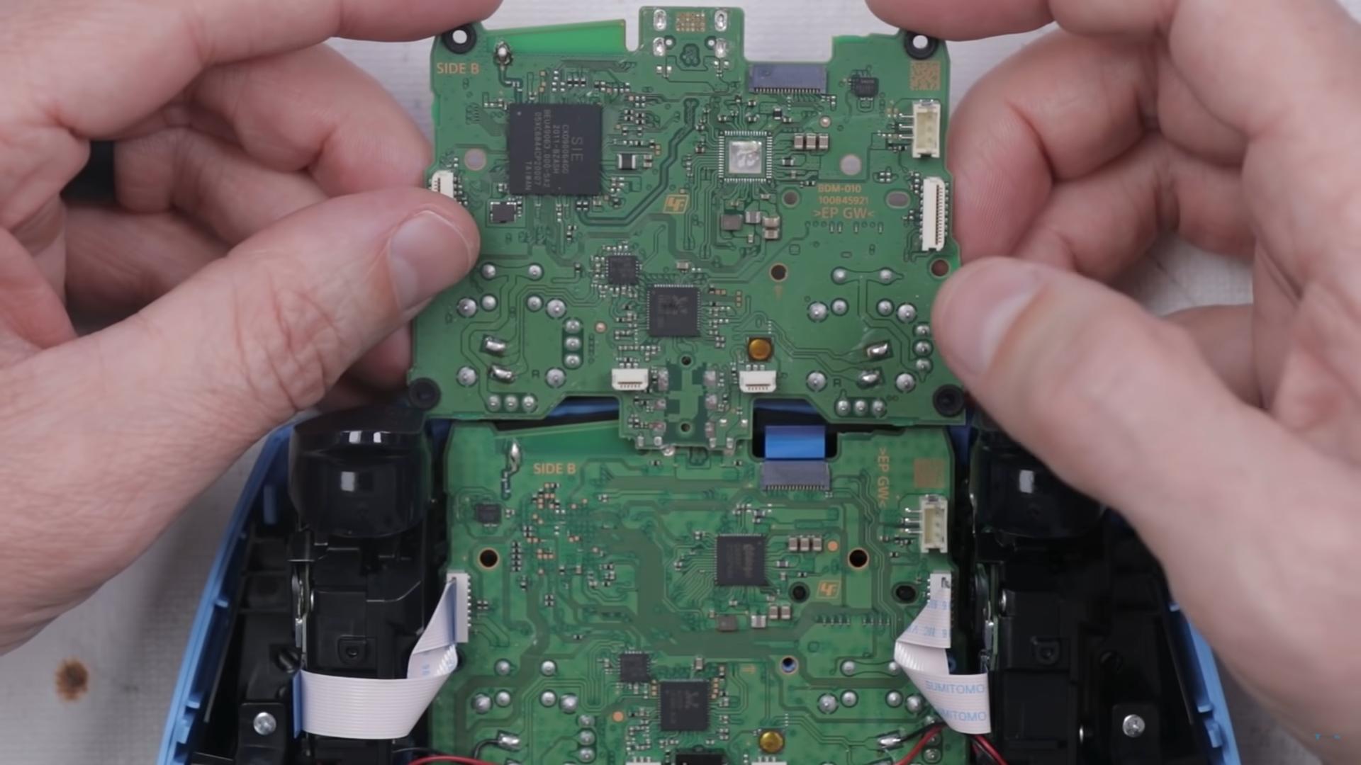 PS5新颜色手柄部分内部细节有所变化，触发键弹簧更强。