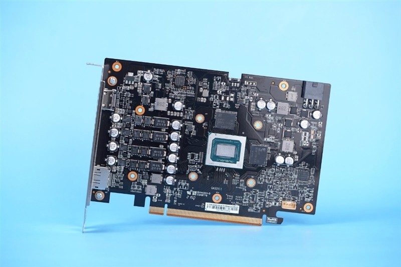 Nvidia和AMD显卡价格崩盘，玩家欢呼！