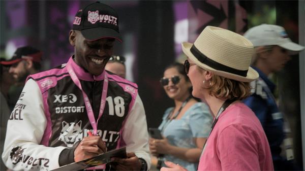 赛车游戏《超级房车赛》，专为赛车寻求刺激者设计。