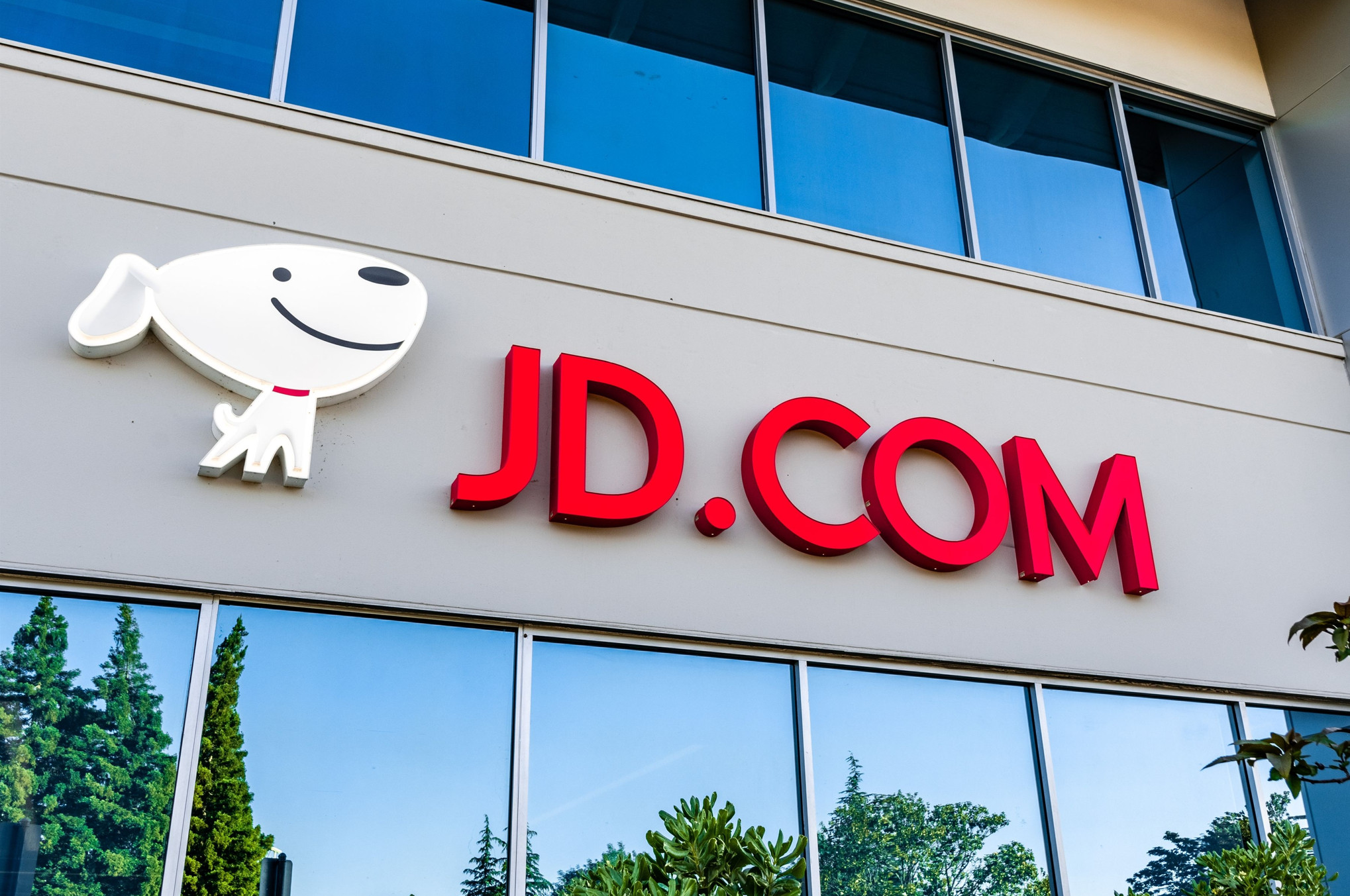 JD.COM  2021年全年营收9516亿元，同比增长27.6%。