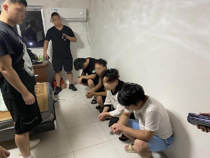 在长期抢劫案中，三名主犯各被判处三年监禁。