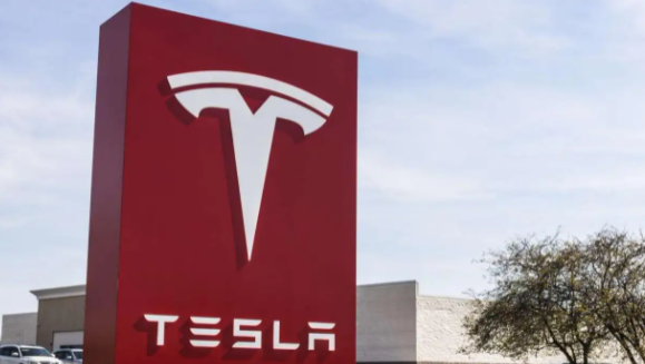 由于坦率的在线分享，特斯拉的员工被解雇或特斯拉的自动驾驶不顺畅。