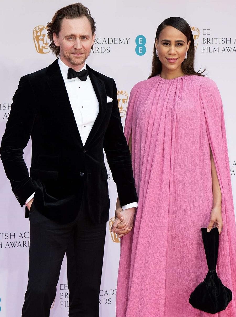 外媒爆抖森和女友订婚，粉丝不满女方颜值。