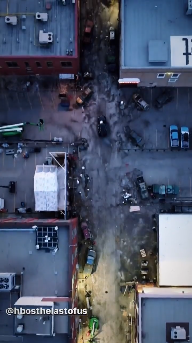 《最后的生还者》实景剧工作室航拍视频还原游戏前言