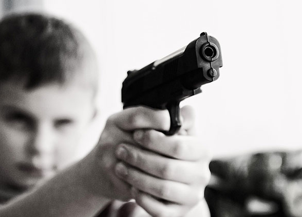 美国14岁表弟INS直播时不慎玩枪，两人死亡。