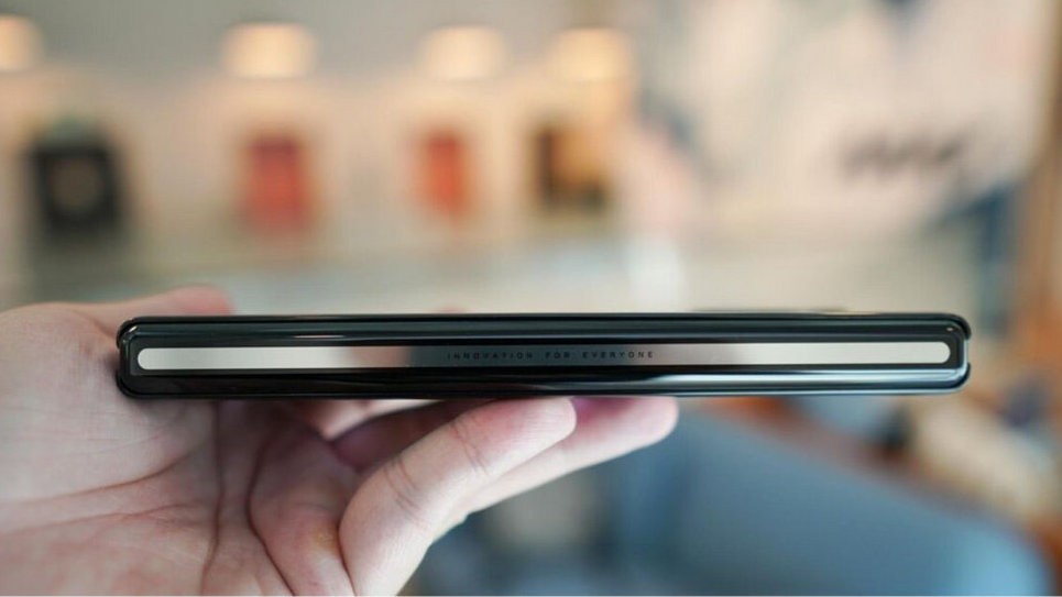 央视评论为什么年轻人不想换手机：换机箱不如换手机。