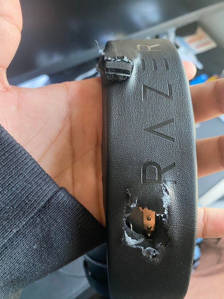 这名男子在家中被流弹击中，但雷蛇耳机救了他一命。