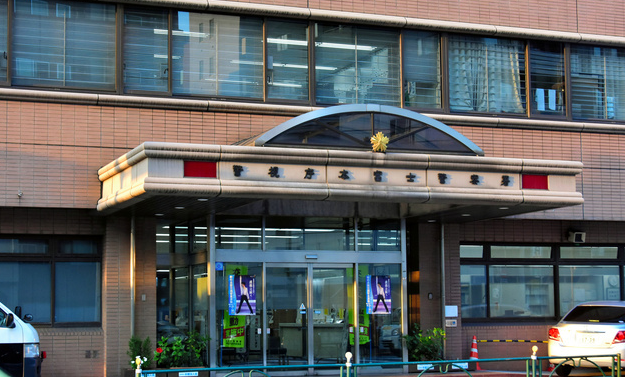 日本71岁老人因盗窃两个开关被捕。警察提醒他关上车门