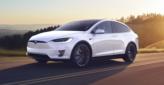 国外车主还贷两年还没开过特斯拉，发现车被扔在垃圾站。