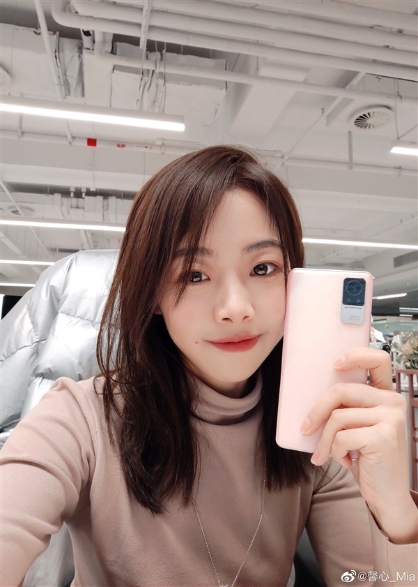 小米最好看的手机是新的！美女提前曝光。