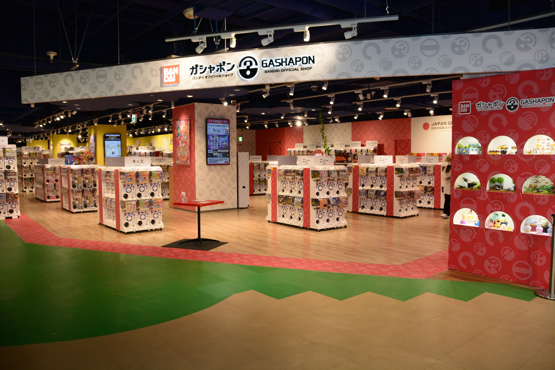 代表日本最大的扭蛋商店，探索2000扭蛋机榨干玩家的钱包